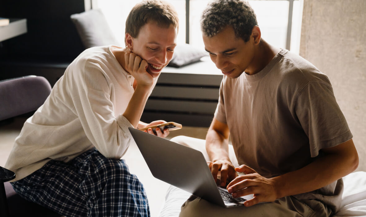 2 guys reading